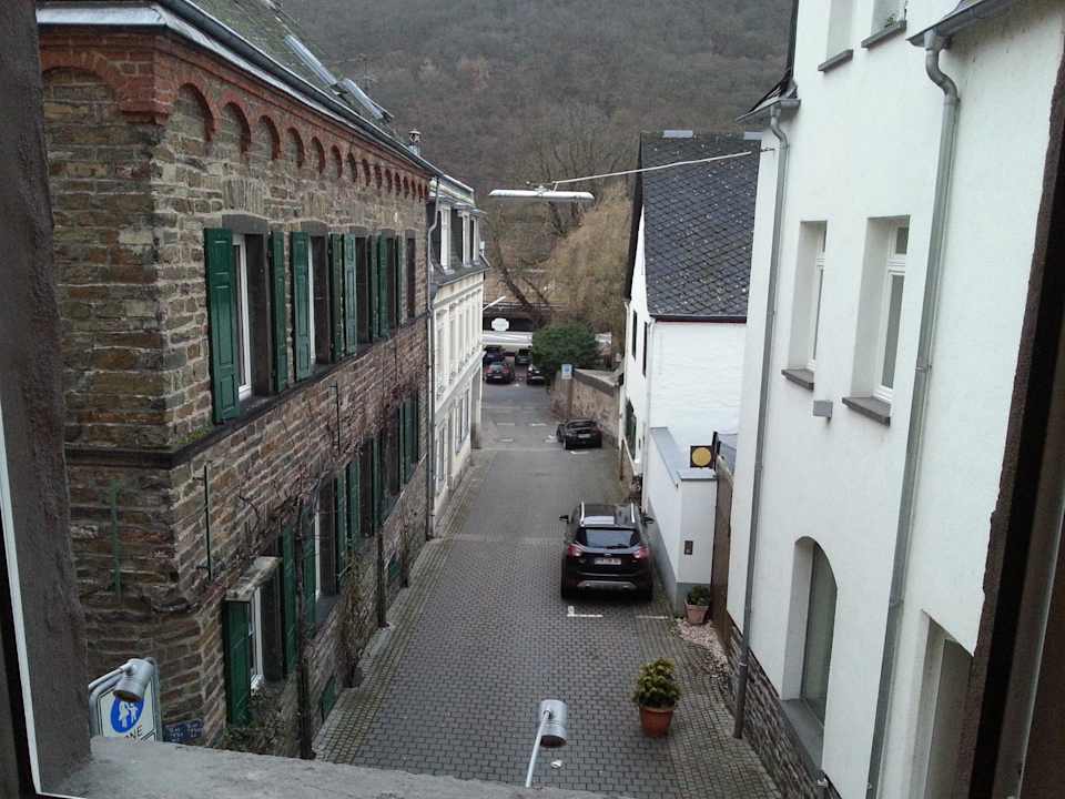 Blick auf die Straße Richtung Bahnstrecke Hotel Adler