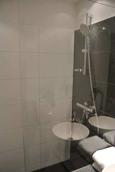 Bad - ebenerdige Dusche, Waschbecken Motel One Köln Waidmarkt
