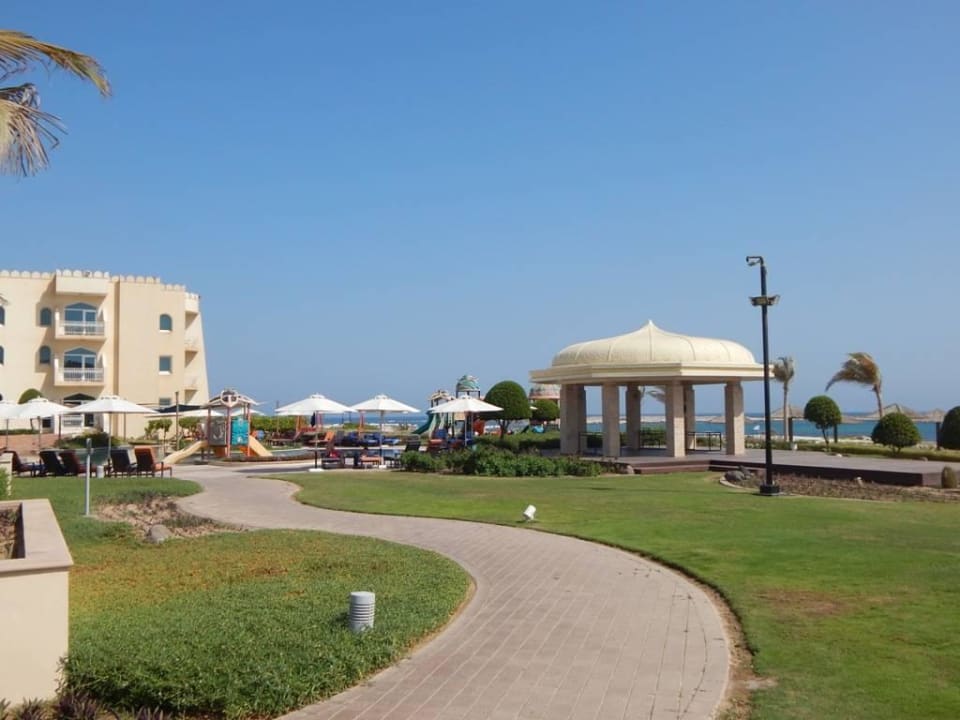 Weg zum Kinderpool, rechts Strand Wyndham Garden Salalah Mirbat