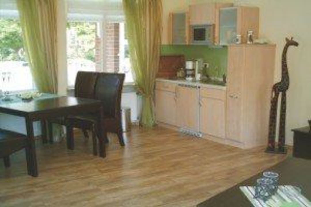 Edelpantry mit Esstisch Das Nest Boardinghouse Hamburg Niendorf