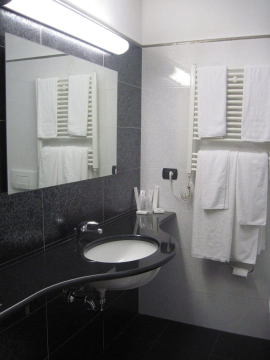 Das Bad ist durchaus modern Hotel - Motel Flower