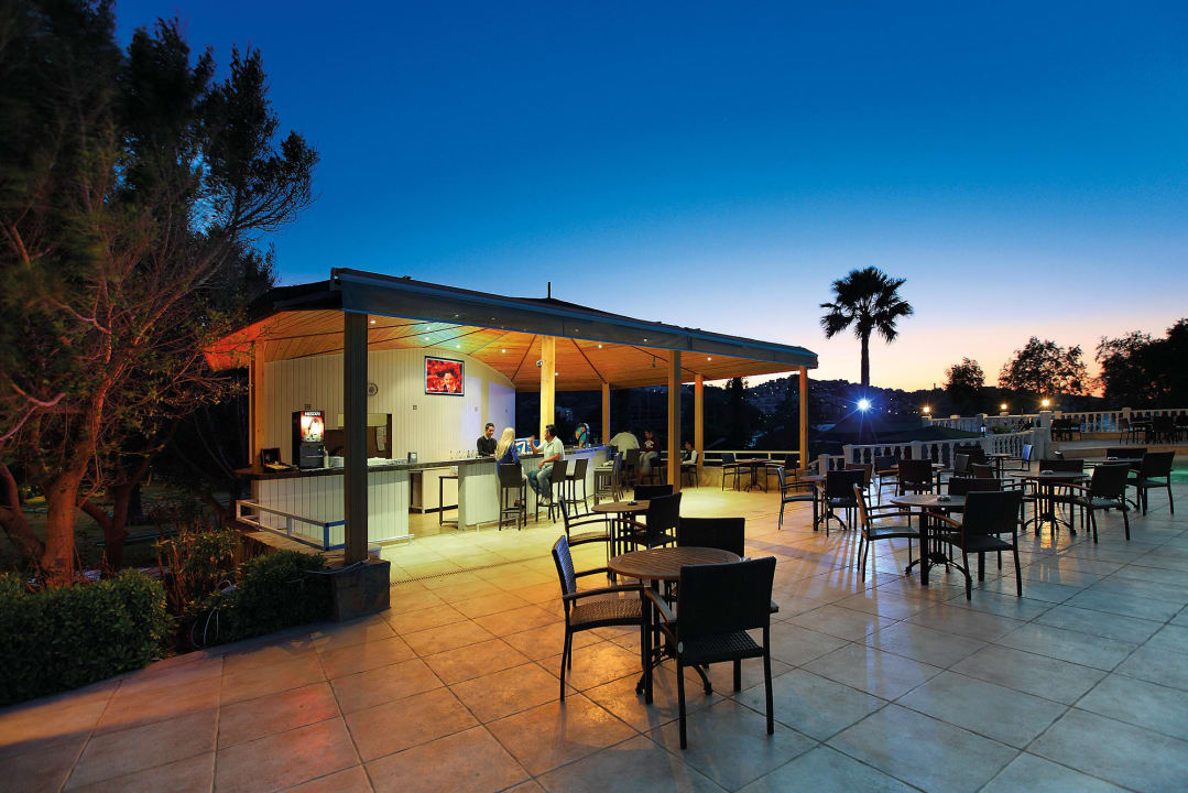 Бар у бассейна Golden Age