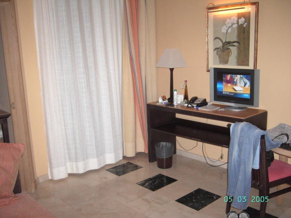 Schreibtisch mit Flatscreen Grupotel Playa de Palma Suites & Spa