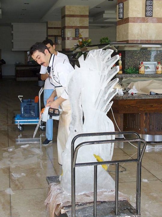 Hier werden Eisfiguren selbst "geschnitzt" Sunis Kumköy Beach Resort Hotel & Spa