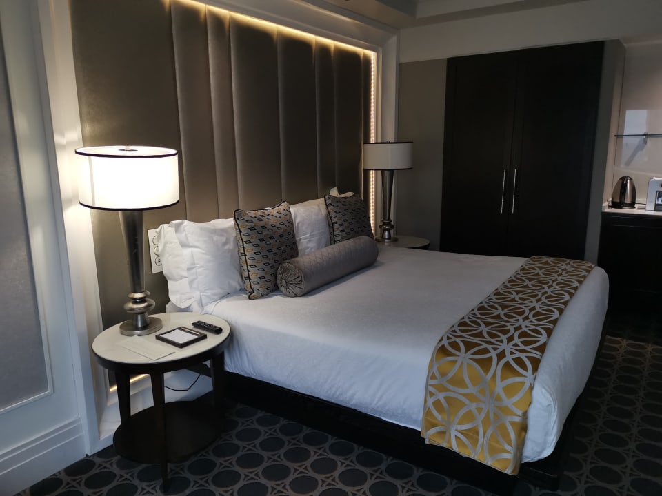 Zimmer Sandton Sun and Towers