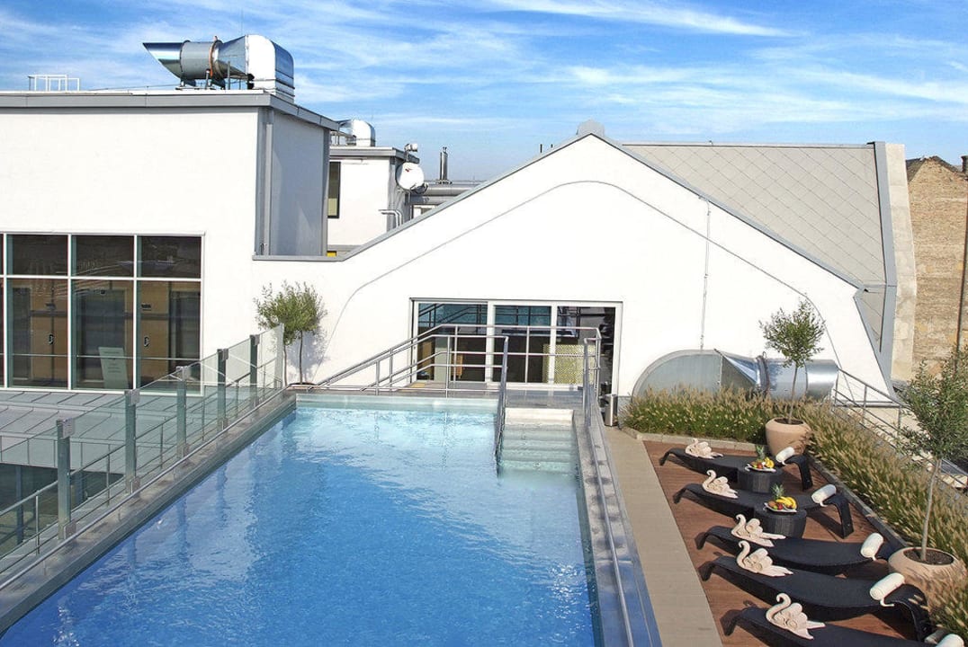 Outdoor pool Continental Hotel Budapest