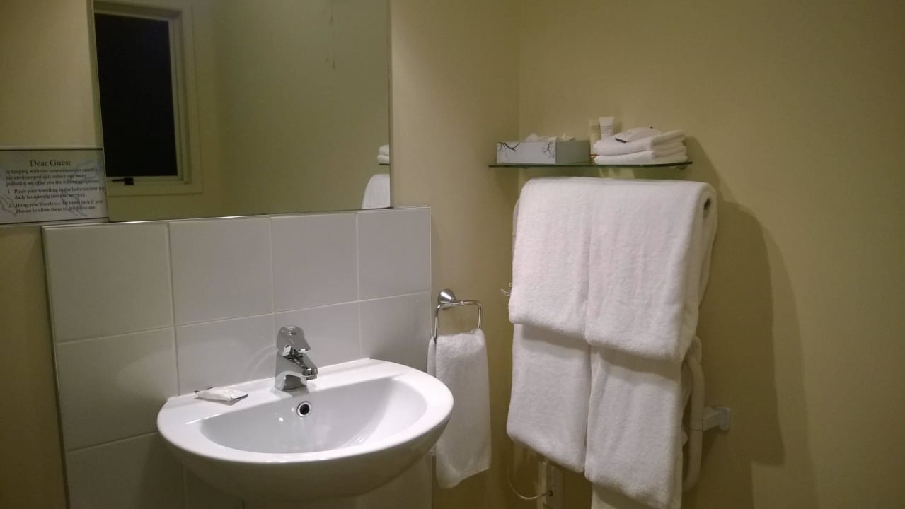Genügend Handtücher und Kosmetikartikel BKs Pioneer Motel