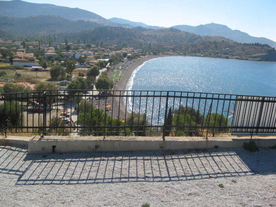 Panorama uitzicht vanaf het zwembad op het dorpje  Hotel Anaxos Hill Village