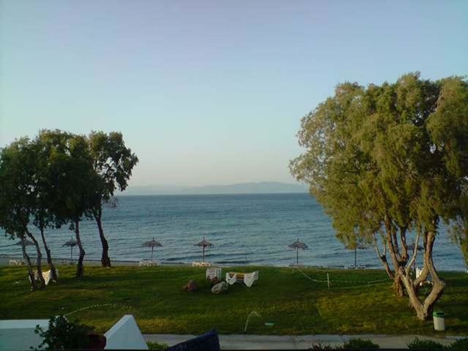 Blick vom Restaurant auf Strand und Meer TUI BLUE Oceanis Beach and Spa Resort