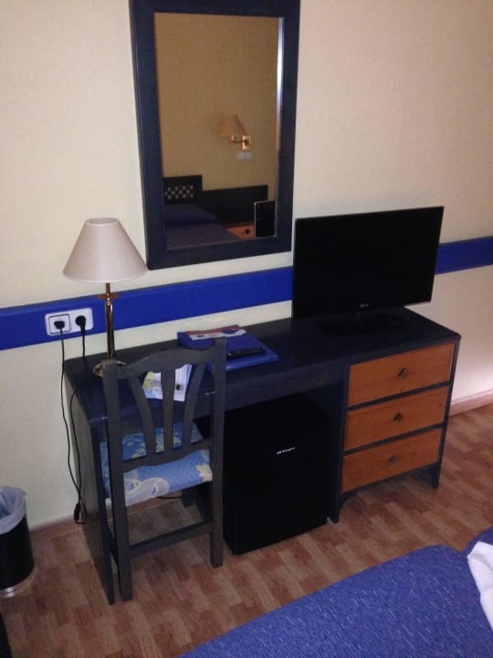 TV und Kühlschrank Roc Oberoy