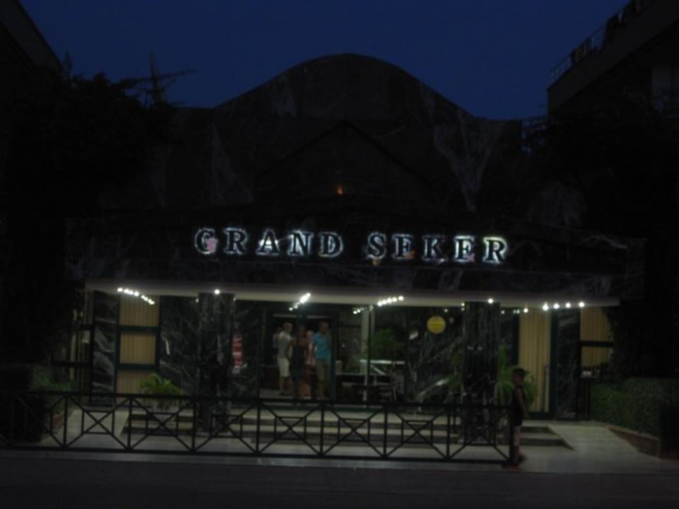 Eingang Grand Seker Hotel