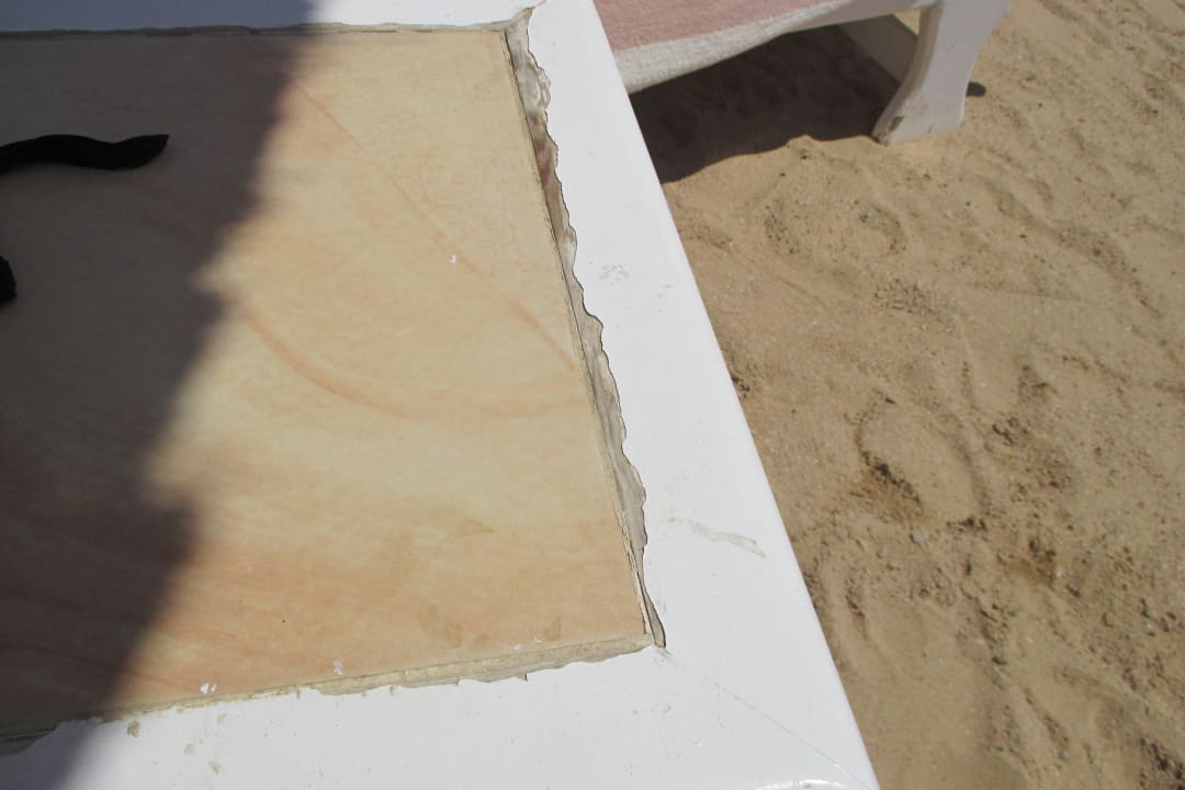 Das etwas andere Foto: Holztisch Farbe blättert ab Pickalbatros Dana Beach Resort - Hurghada