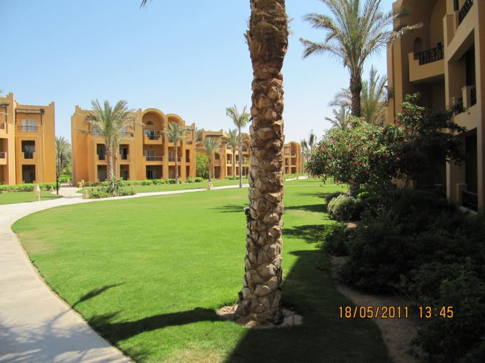 Grünfläche zwischen den Häusern Stella Beach Resort & Spa Makadi Bay