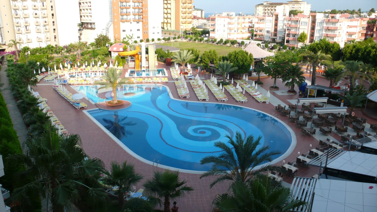 2011 Pool und Grünfläche My Home Resort