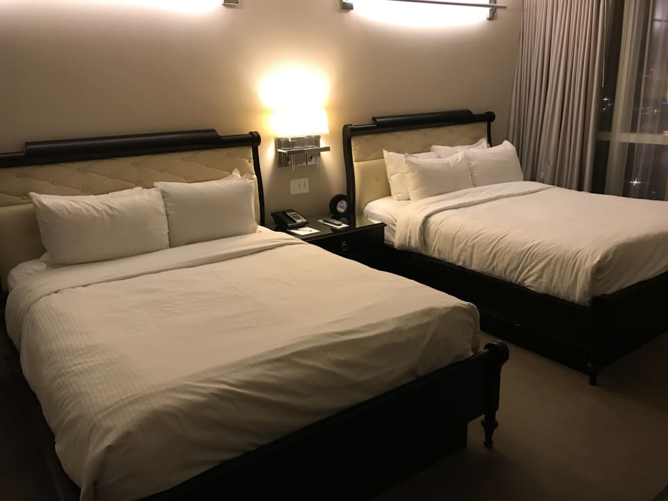 Zimmer Virgin Hotels Las Vegas, Curio Collection by Hilton