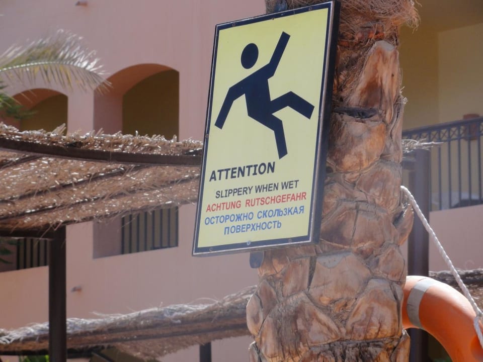 Vorsich - rutschige Fliesen beim Pool Jaz Makadi Saraya Resort