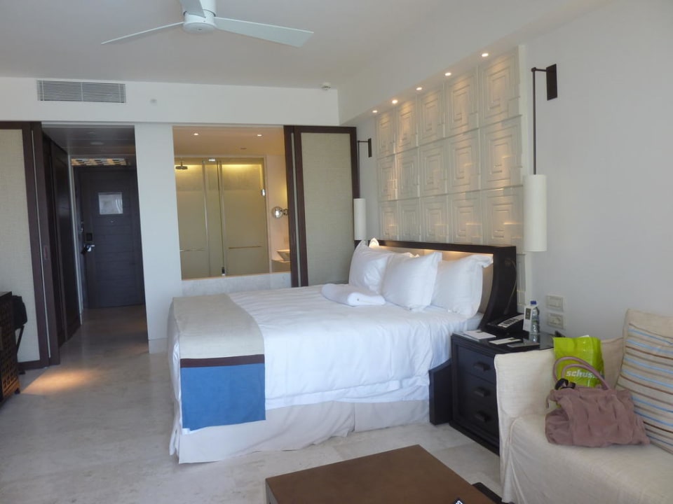 Zimmer mit Blick ins offene Bad The Romanos, a Luxury Collection Resort, Costa Navarino