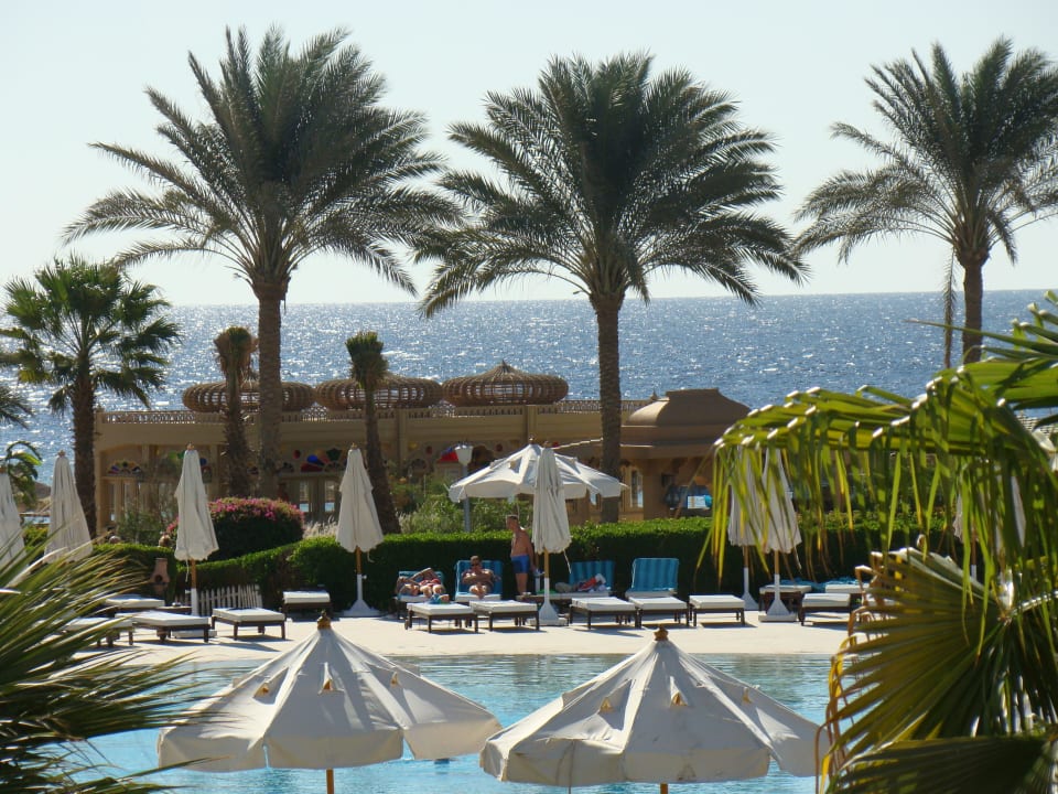 Blick über den Pool zum "Indischen Restaurant" Baron Resort