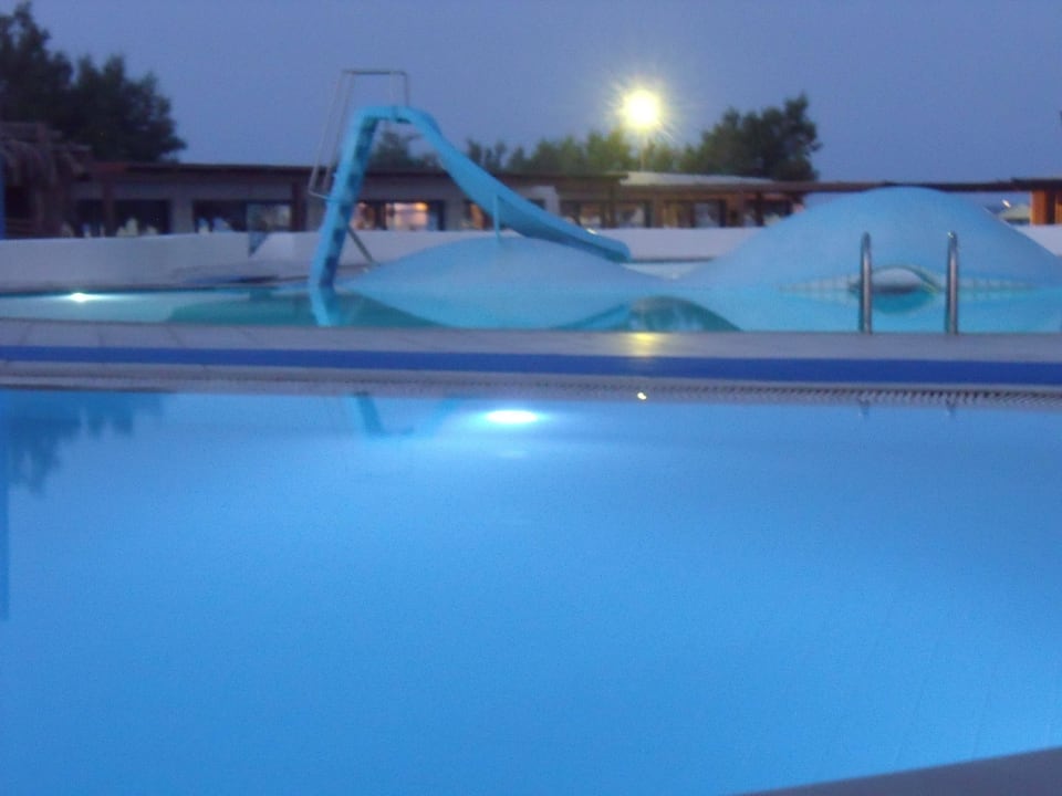 Pool am Abend Apollonia Beach Resort & Spa