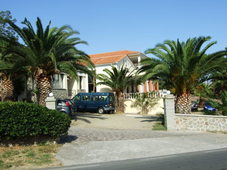 Einfahrt Alma Beach Hotel Alma Beach