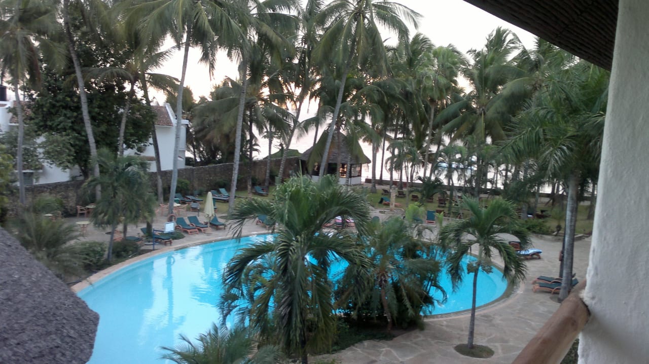 Ausblick vom Zimmer auf Pool/ 2011 Hotel Traveller's Club