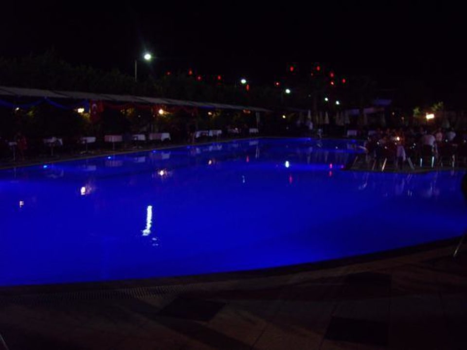 Der Pool bei Nacht Hane Family Resort
