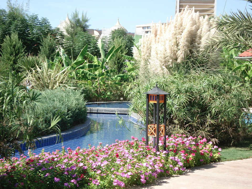 Blick in den Garten Limak Lara Deluxe Hotel & Resort