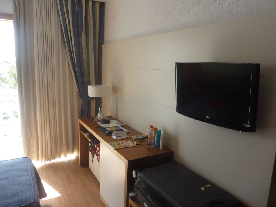 Schreibtisch und TV Hipotels La Geria