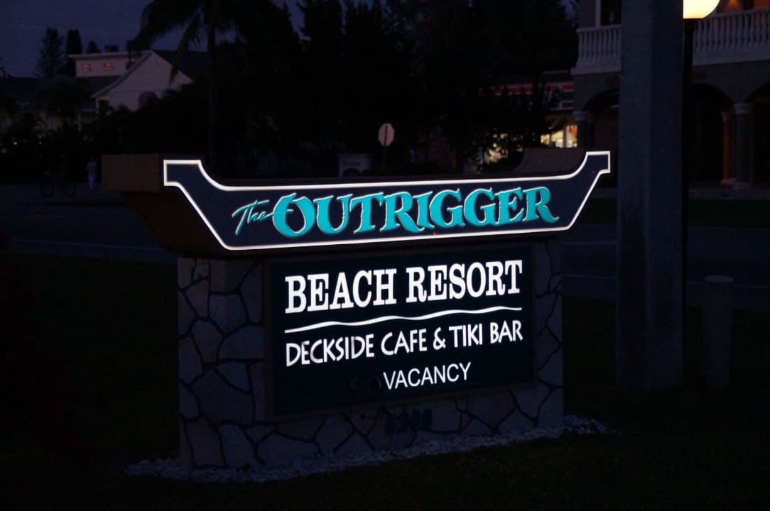 Eingang Hotel Outrigger Beach Resort