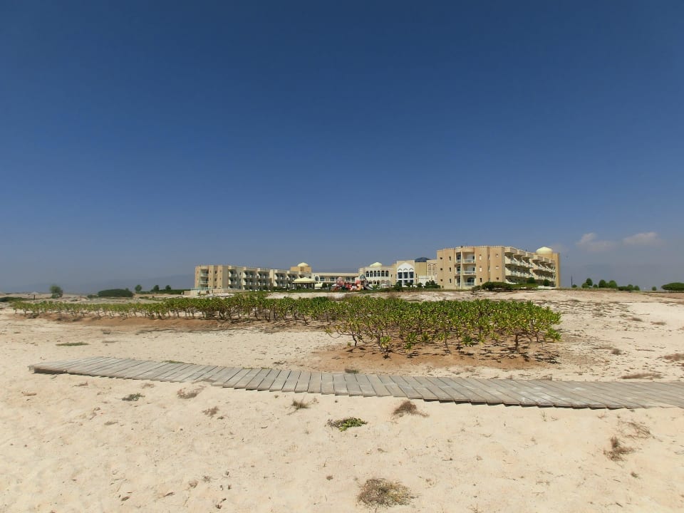 Vom Strand zum Hotel Wyndham Garden Salalah Mirbat