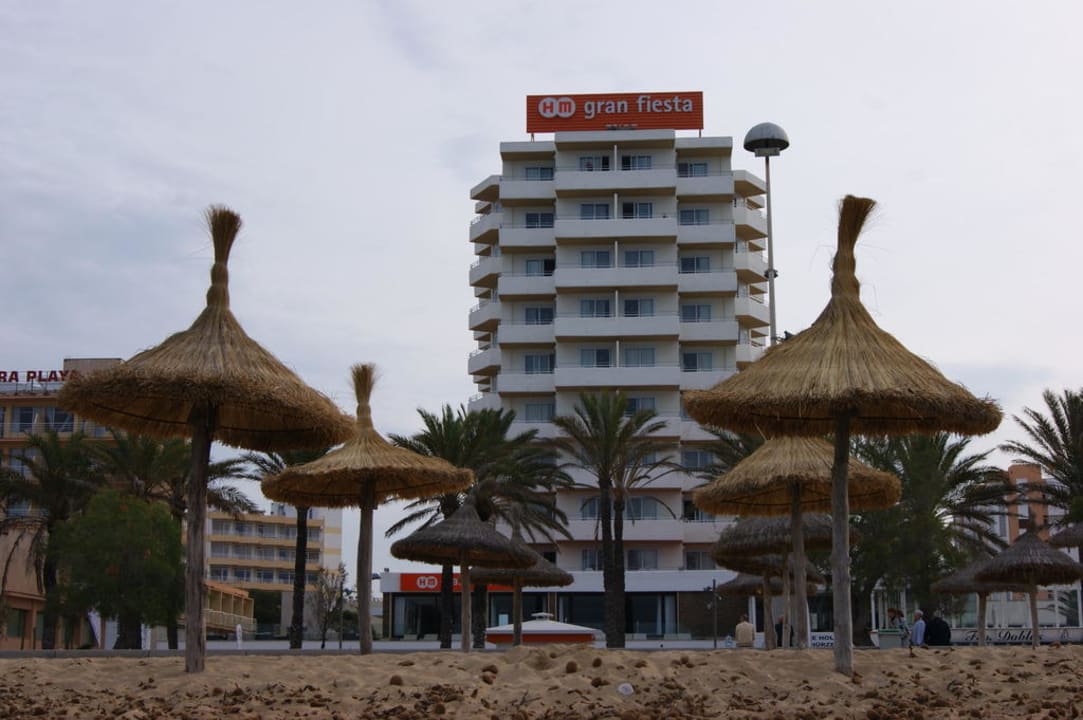 Blick vom Strand auf das Hotel Hotel HM Gran Fiesta