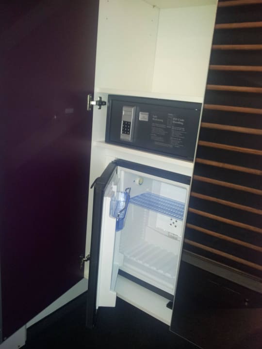 Tresor und kleiner Kühlschrank Lindner Hotel Frankfurt Sportpark, part of JdV by Hyatt