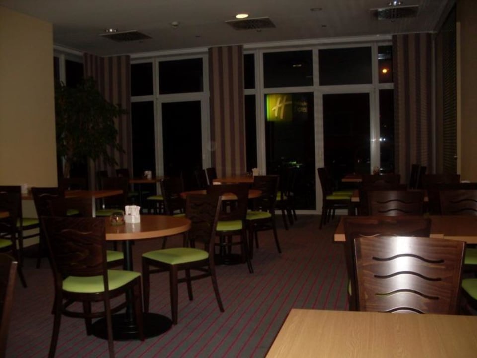 Kleiner Frühstücksraum um 5.00  Holiday Inn Express Frankfurt - Airport