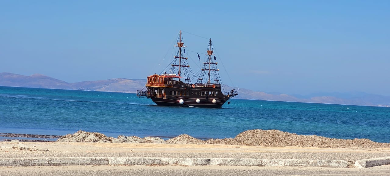 Strand Hotel Kouros Palace