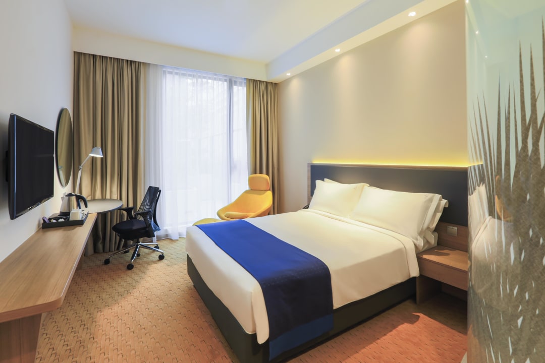 Queen Bed Room with Free Breakfast and Wi-Fi Holiday Inn Express Singapore Orchard Road