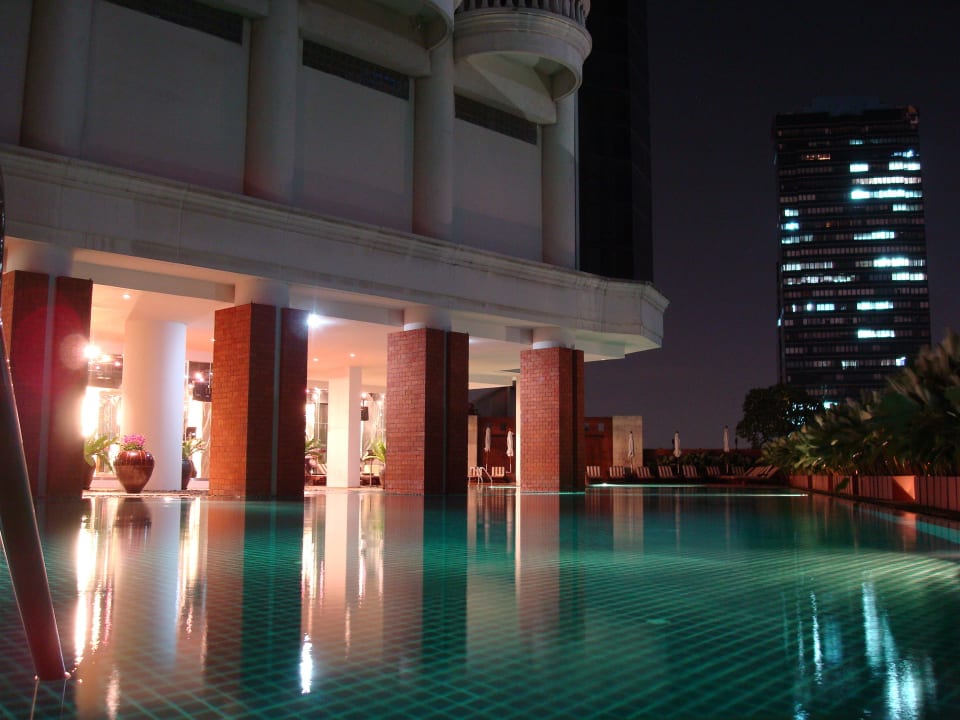 Blick über den Pool Tower Club At Lebua
