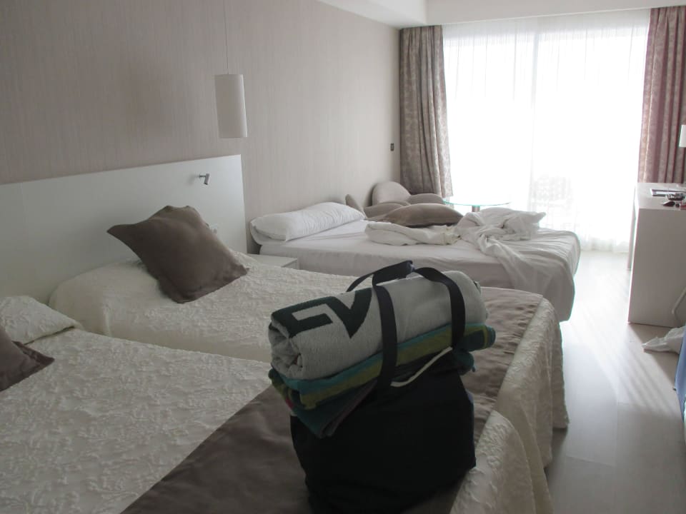 3 Bett - noch nicht ganz aufgeräumt Hipotels Hipocampo