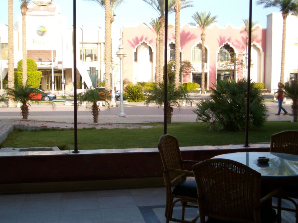 Blick vom Cafe zum Grandhotel The Grand Hotel Hurghada