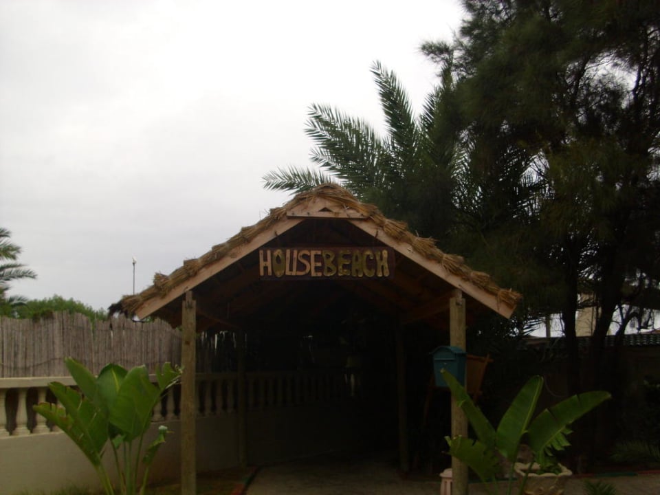 Eingang zur Strandbar und zum Strand Hotel Royal Nozha