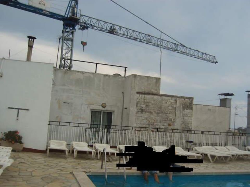 Ausblick vom Pool auf Bagger und so weiter Hotel Continental