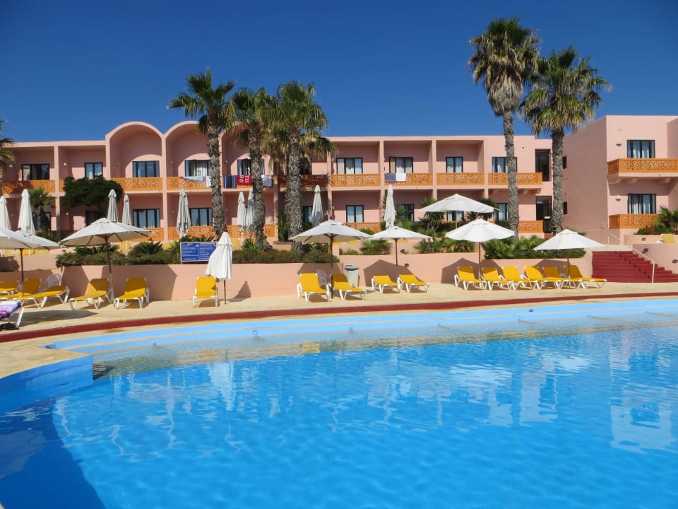 Die Meerwasser Poolanlage mit den  Liegen Comino Hotel & Bungalows