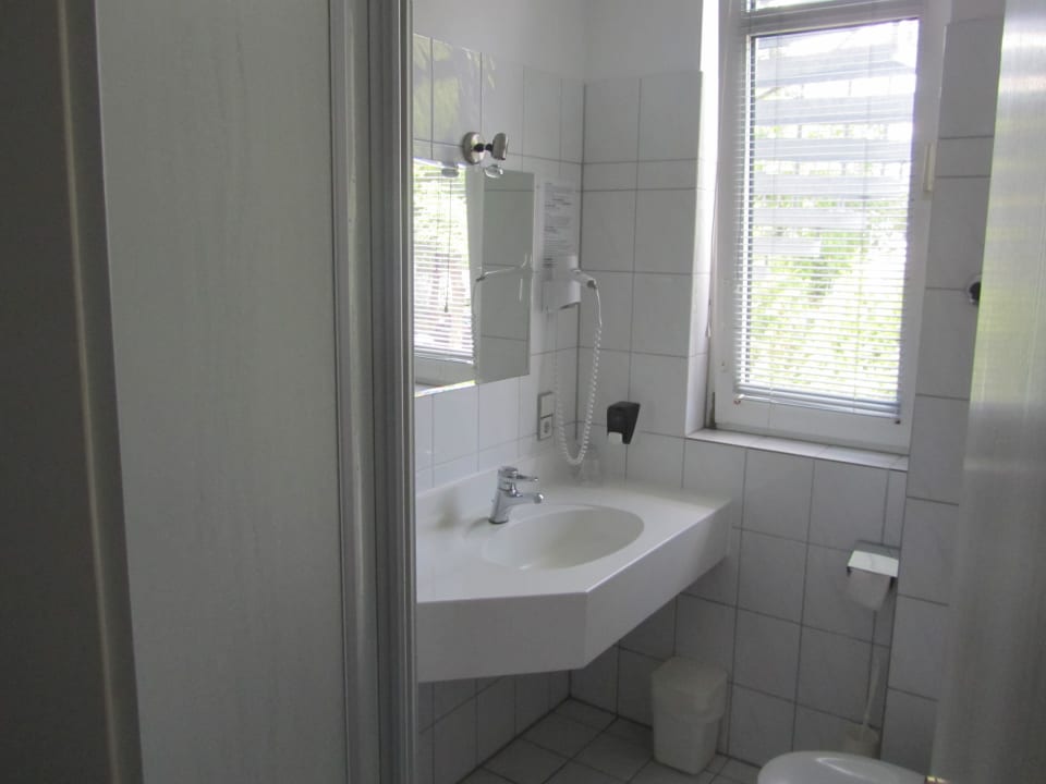 Das kleine Bad, aber ok. G&S Hotel Atlantic