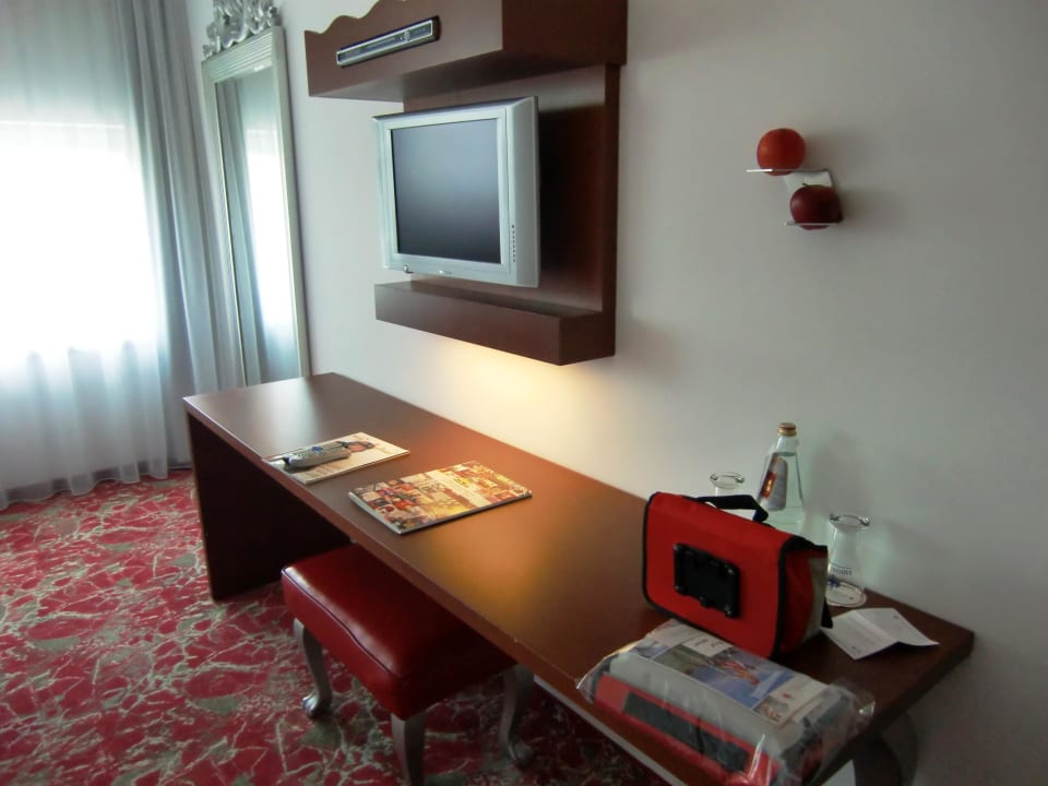 Schreibtisch und TV ARCOTEL Kaiserwasser Wien