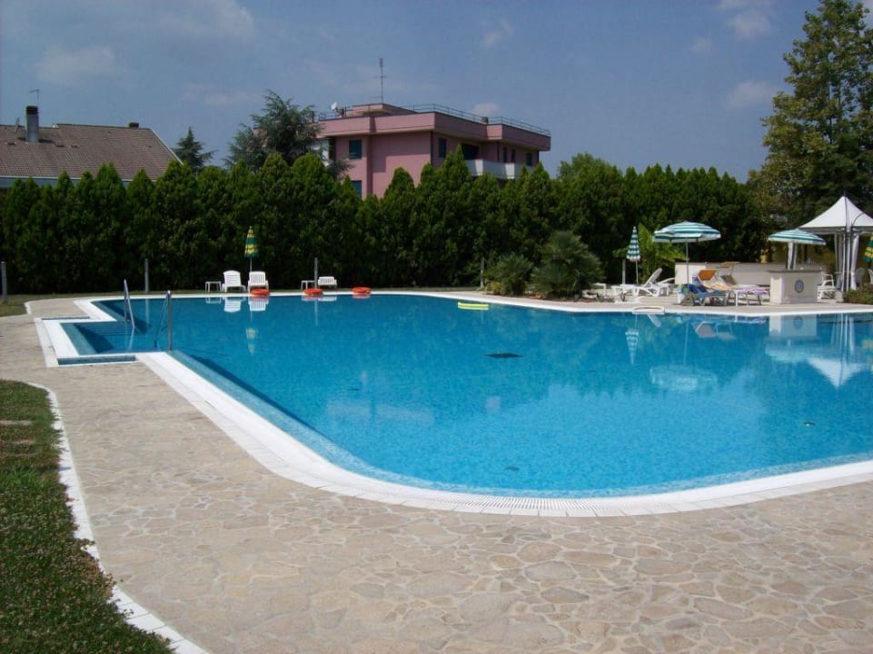 Der Pool in der Mittagszeit - Siesta Hotel Harry's Garden