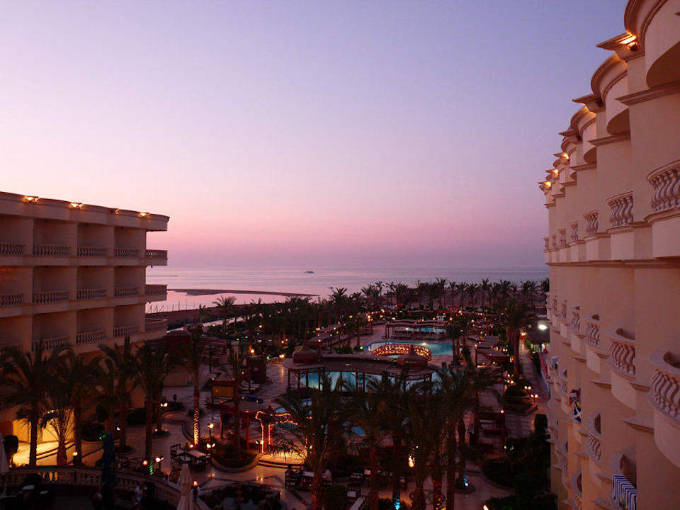 Außenansicht bei Sonnenuntergang Riviera Aqua Park Resort