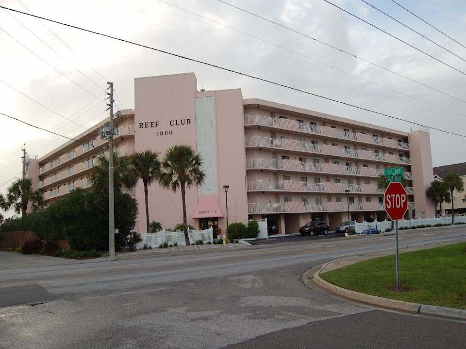 Von der Straße aus gesehen Reef Club Condos