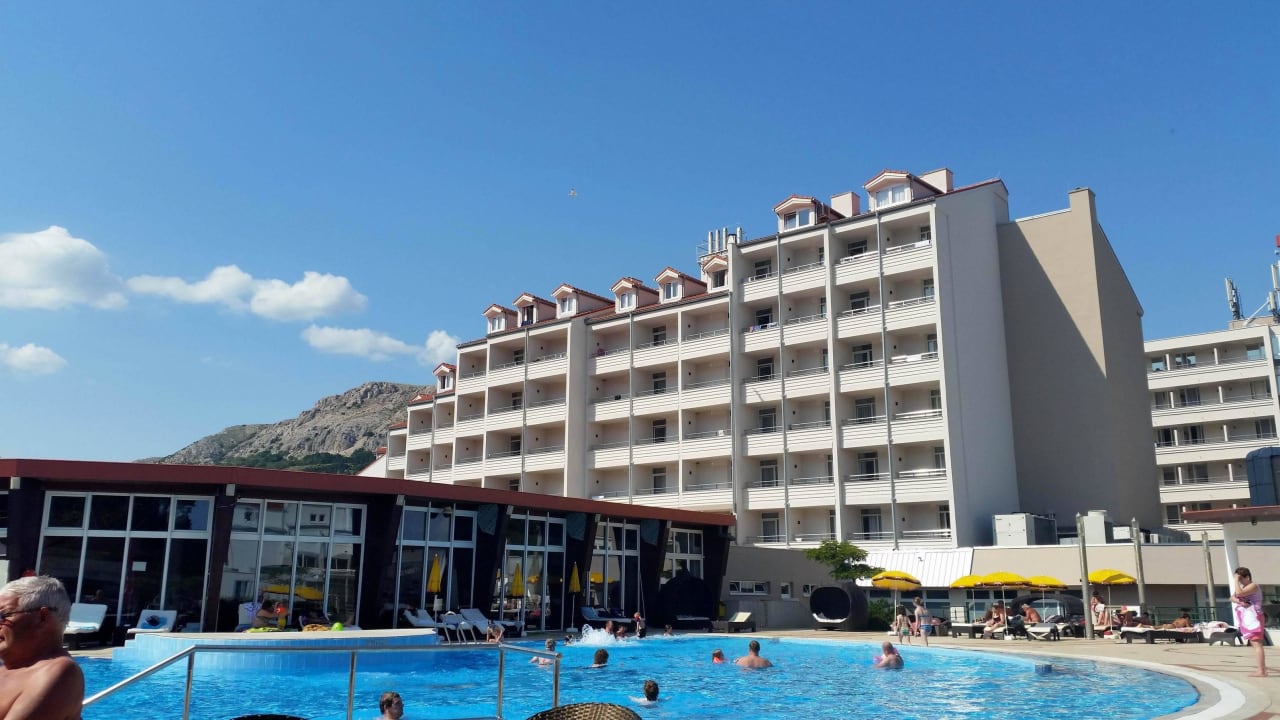 Hotel von aussen gesehen (Strassenseite) Hotel Baska