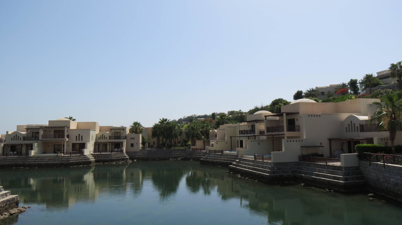Ausblick vom Strand The Cove Rotana Resort