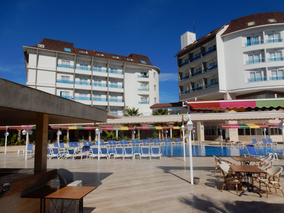 Blick auf das Haupthaus Ramada Resort by Wyndham Side