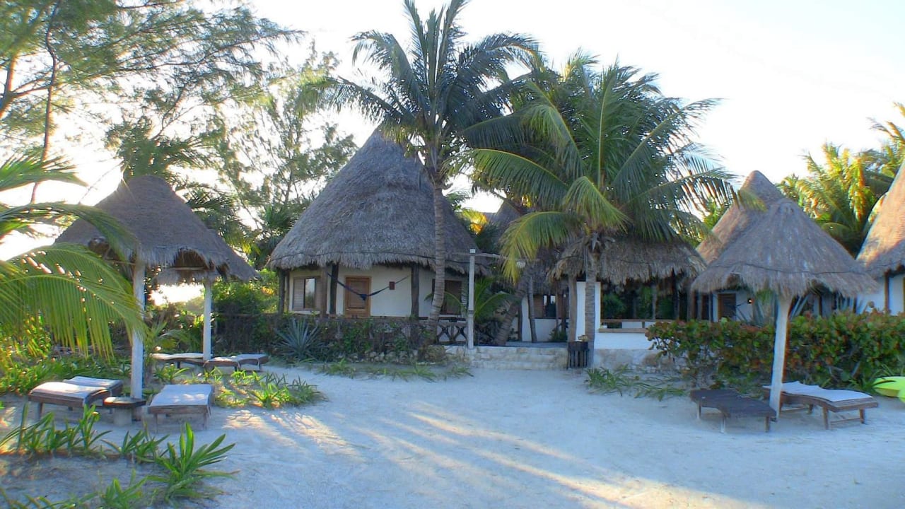Deluxe-Bungalows vom Strand aus Hotel Xaloc Resort